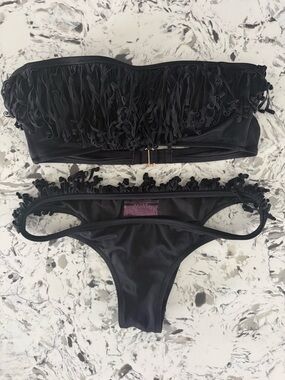 ✨ VICTORIA’S SECRET ✨
Black Fringe Bandeau Bikini Set
Classic Itsy Bottoms